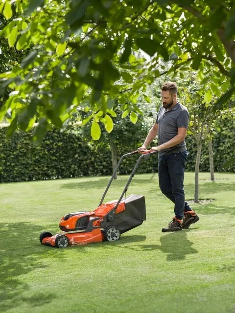 HUSQVARNA LB 144I ACCU GRASMAAIER  MET ACCU EN LADER
