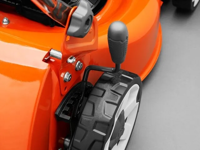 HUSQVARNA LC 137I ACCU GRASMAAIER  MET ACCU EN LADER